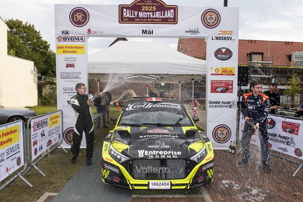 Simon Vallentin og Karsten Isaksen ved mål i Rally Midtsjælland med sejrsrus og champagnebad.
(Foto: Jokum Tord Larsen)